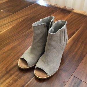 TOMS MAJORCA QUILTED GRAY SUEDE PEEP TOE SIDE ZIPPER ANKLE BOOTIES SIZE US6